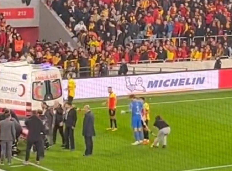 OVO JOŠ NISMO VIDELI Navijač tukao golmana korner zastavicom! (VIDEO)