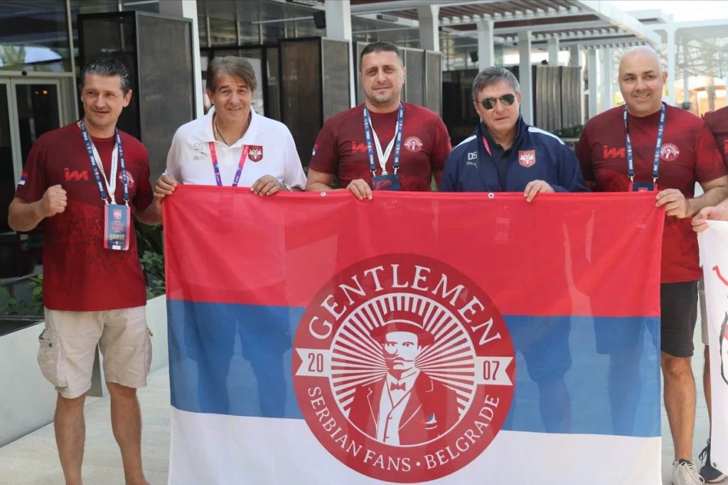 U KATAR STIGLA POZNATA NAVIJAČKA GRUPA Džentlmeni spremni da podrže Srbiju! (FOTO)