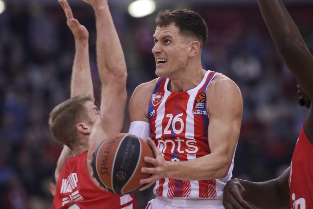 PODVIG U PIREJU Bratski tim nije mogao protiv moćne Zvezde! Jedna odbrana rešila sve (VIDEO)