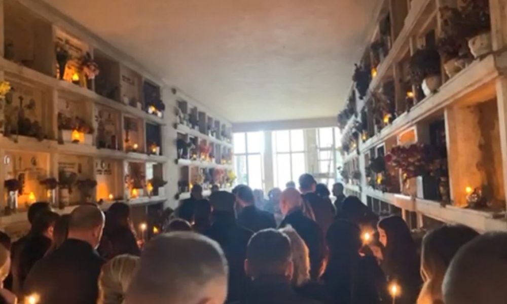 Sahranjen Siniša Mihajlović… Vladika Andrej održao govor na groblju (VIDEO)