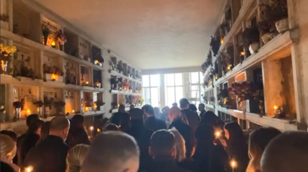Sahranjen Siniša Mihajlović… Vladika Andrej održao govor na groblju (VIDEO)