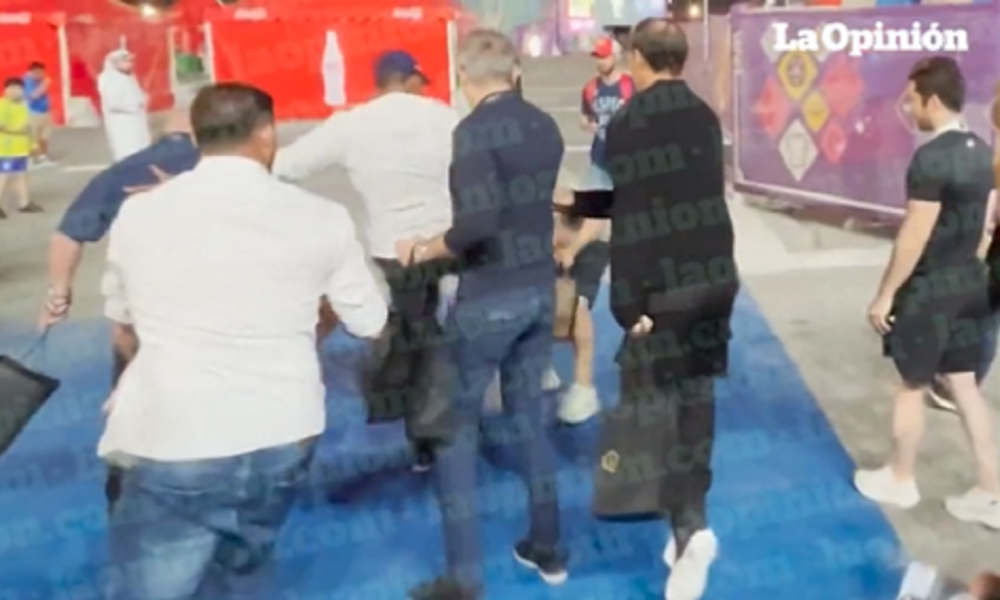 POMRAČENJE UMA Pogledajte kako je Eto nogom u glavu nokautirao čoveka ispred stadiona u Dohi (VIDEO)