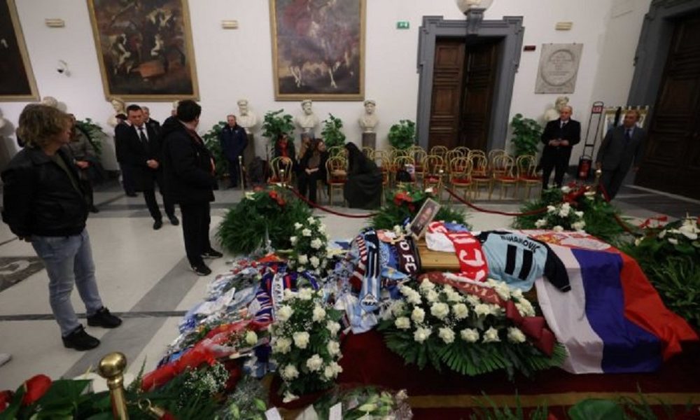 POTRESNO Brat i sin pokrili Mihin kovčeg srpskom trobojkom (VIDEO)