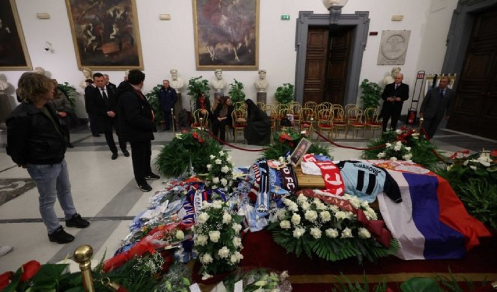 POTRESNO Brat i sin pokrili Mihin kovčeg srpskom trobojkom (VIDEO)