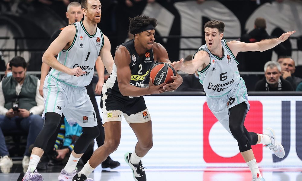 POLUVREME Navijači glasno rekli šta je problem, igrači poslušali! Partizan se probudio
