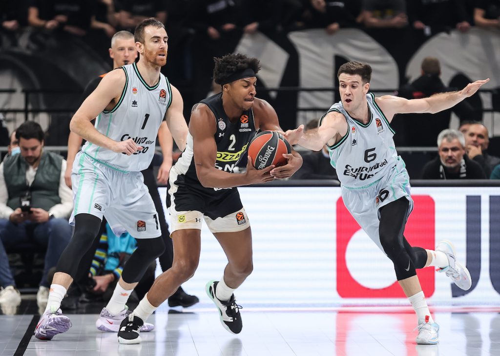 POLUVREME Navijači glasno rekli šta je problem, igrači poslušali! Partizan se probudio