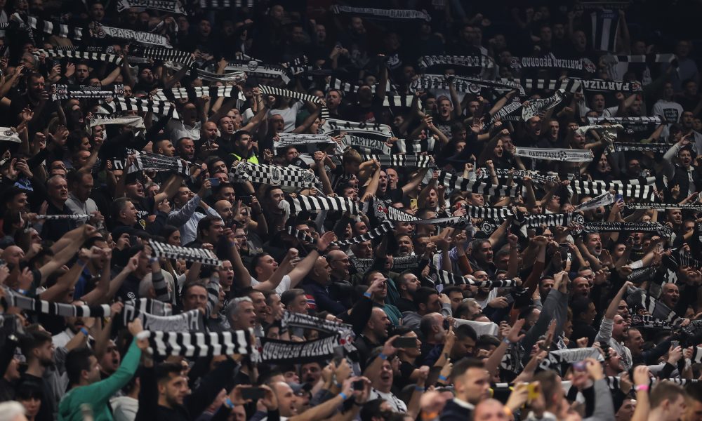 Čelnik Bajerna ubedio „grobare“ da ne ubacuju predmete u teren kako Partizan ne bi bio kažnjen (VIDEO)
