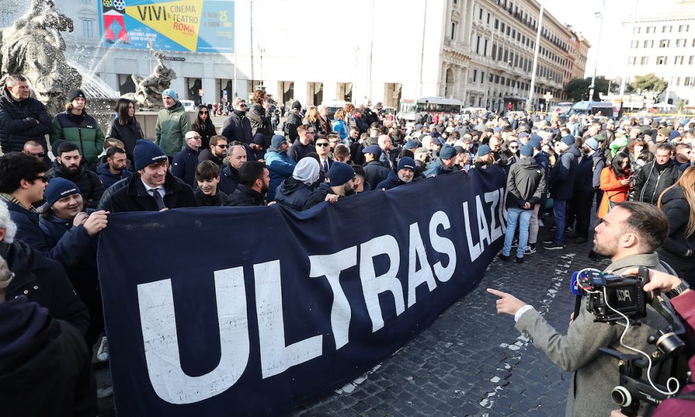 Održano opelo Siniši Mihajloviću… „Tifozi“ se uz dimove i pesmu oprostili od „bombardera“! (FOTO+VIDEO)