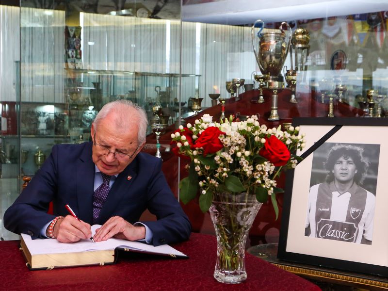 OTVORENA KNJIGA ŽALOSTI Upisali se Mijailović, Gajić, Peruničić, Kešelj, Aćimović… (FOTO)