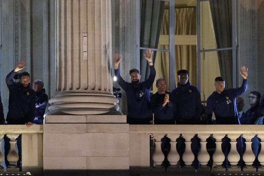 Više od 50.000 ljudi pozdravilo francuske fudbalere u Parizu (VIDEO)