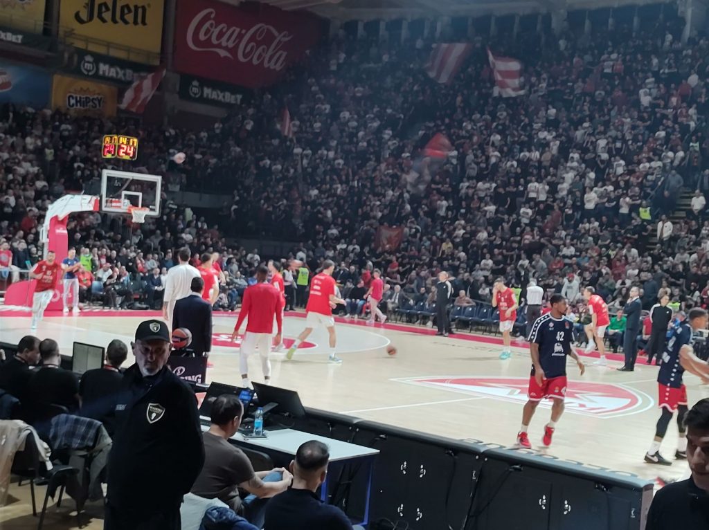 PAKAO ČEKA MANEKENE Pionir prepun 30 minuta pre početka! (VIDEO)