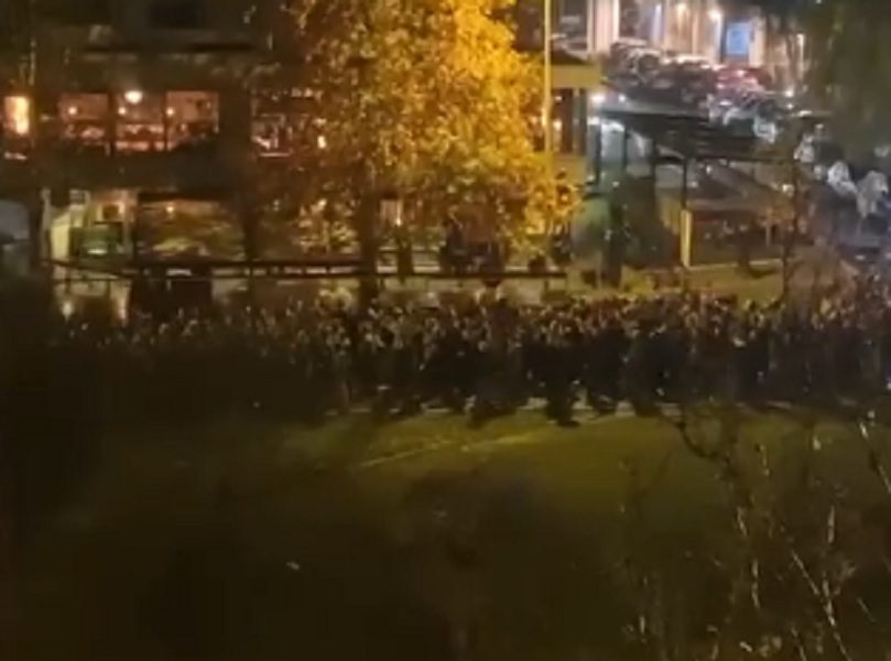 „Delije“ u korteu stigle na derbi, ogroman broj policajaca oko Arene (VIDEO)