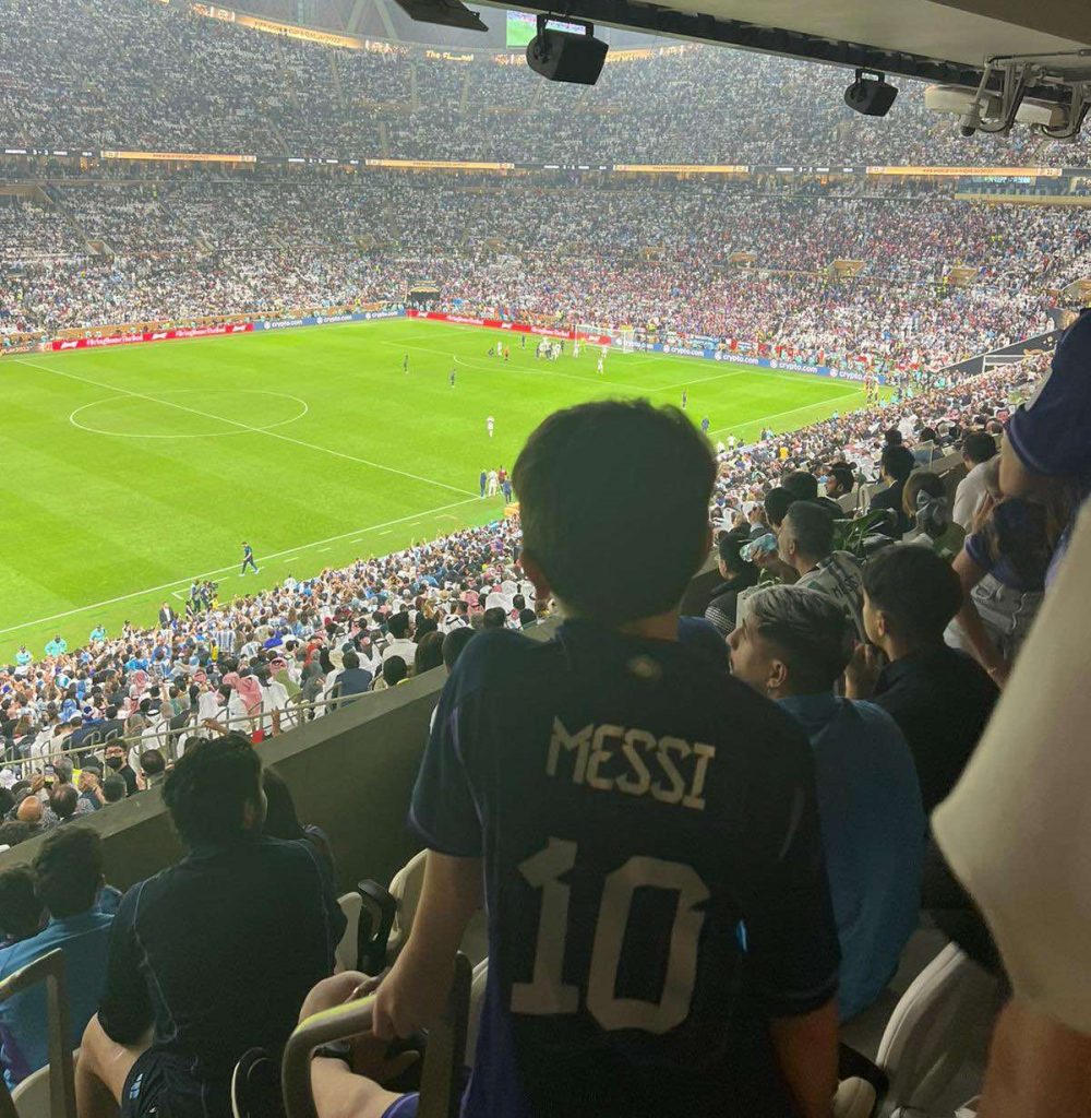 MAXBET SPORT DOBIO SNIMAK Ovako se slavilo u Mesijevoj loži… Poljubac za Antonelu, sin Tijago „skakao“ po leđima (VIDEO)