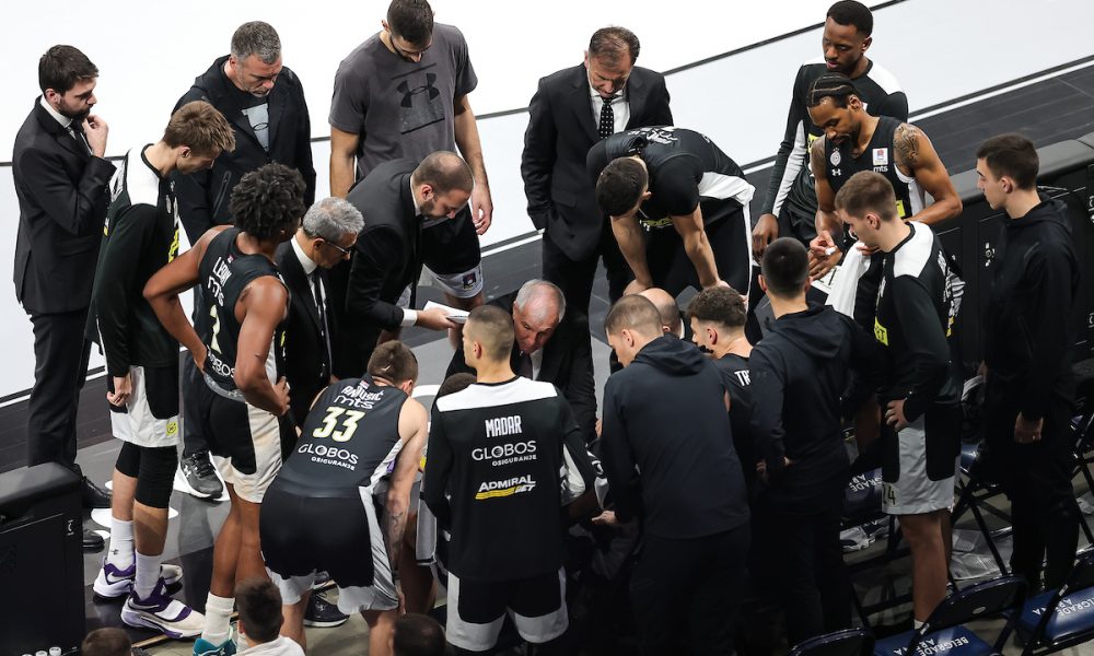 Partizan demolirao Budućnost, ali pojedini navijači pokazali nezadovoljstvo… Evo šta su poručili Obradoviću (FOTO)
