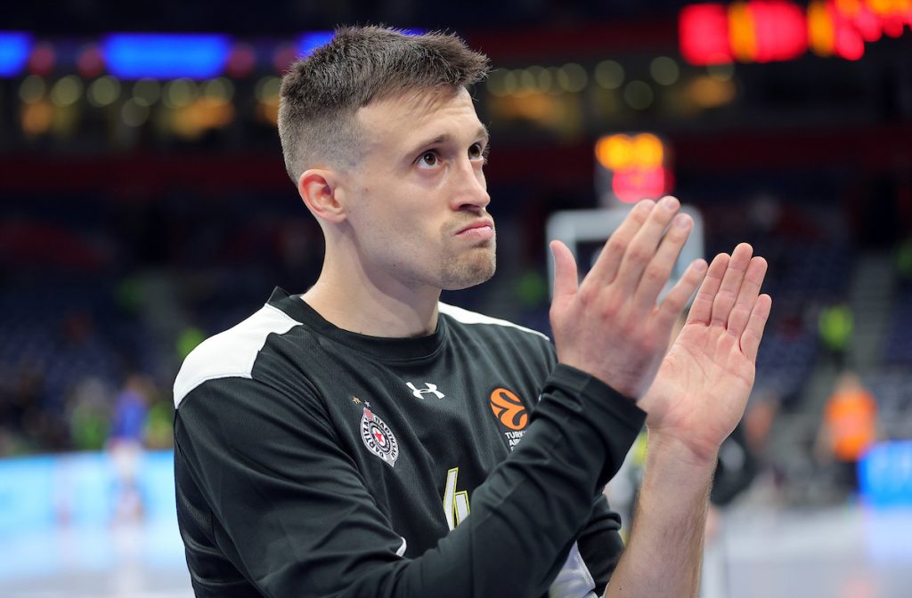 SJAJNA ATMOSFERA MEĐU IGRAČIMA PARTIZANA Avramović poručio Smailagiću: Ja pričam, stariji sam!