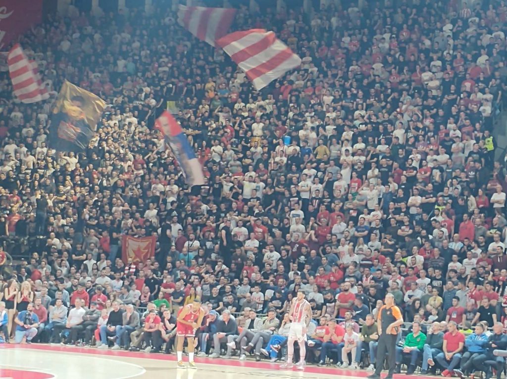 HIMNA SE NIJE ČULA „Delije“ održale tradiciju! Vatreno u utakmici Evrolige (VIDEO)