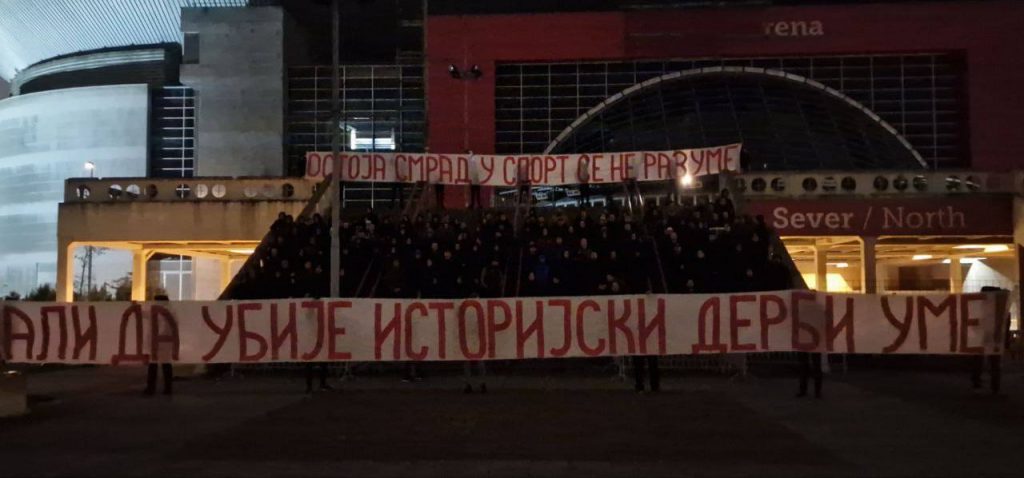 AKCIJA PRED DERBI „Delije“ se okupile ispred Arene i prozvale predsednika Partizana (FOTO+VIDEO)