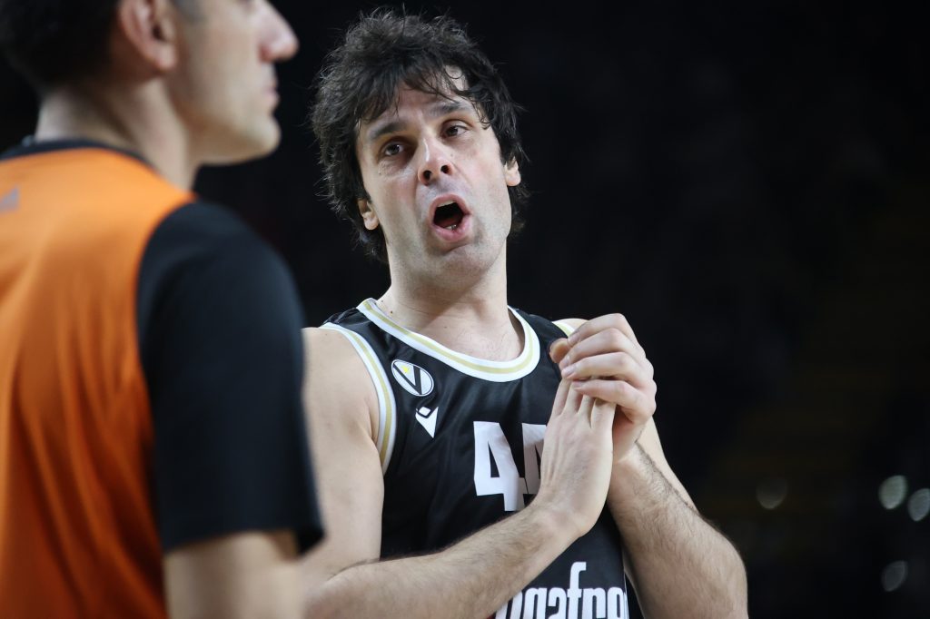 DOVELE GA DO LUDILA Teodosić šutnuo loptu, pa ga sudije isključile! Još jedna loša odluka arbitara u Evroligi (VIDEO)