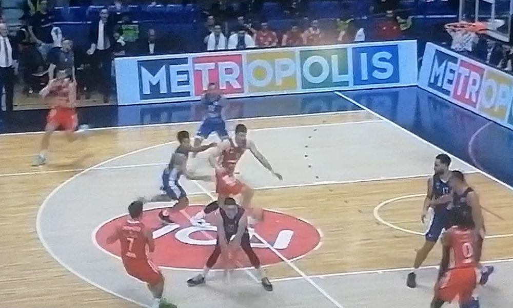 MAGIJA Majstor Kampaco oduševio asistencijom kroz noge protivnika (VIDEO)