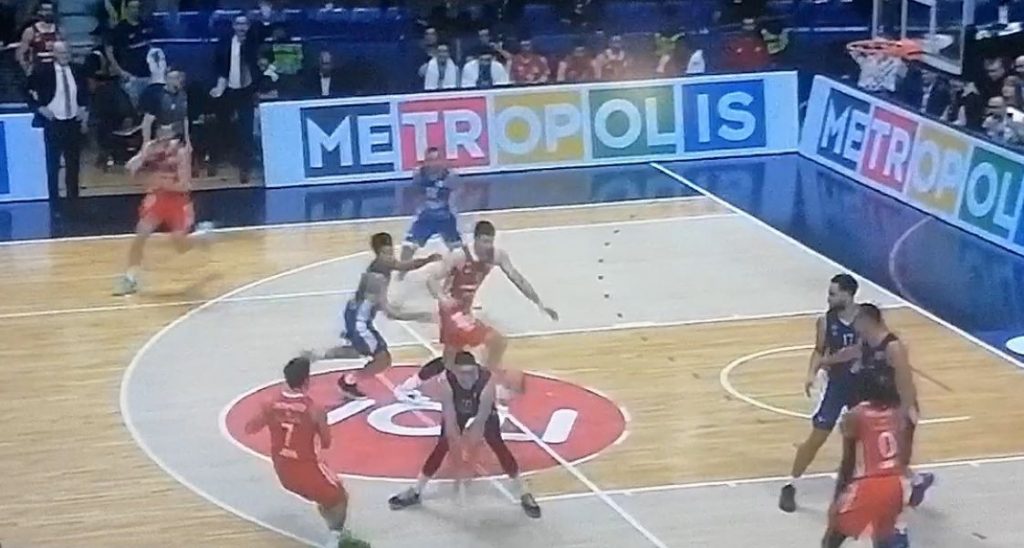 MAGIJA Majstor Kampaco oduševio asistencijom kroz noge protivnika (VIDEO)