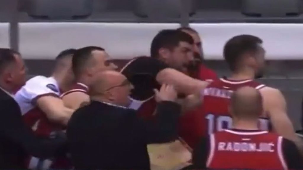 SKANDAL U ABA LIGI Hrvati provocirali i vređali Srbe! Jedan od njih izgubio kontrolu od besa – vikali mu „svinjo debela“ (VIDEO)