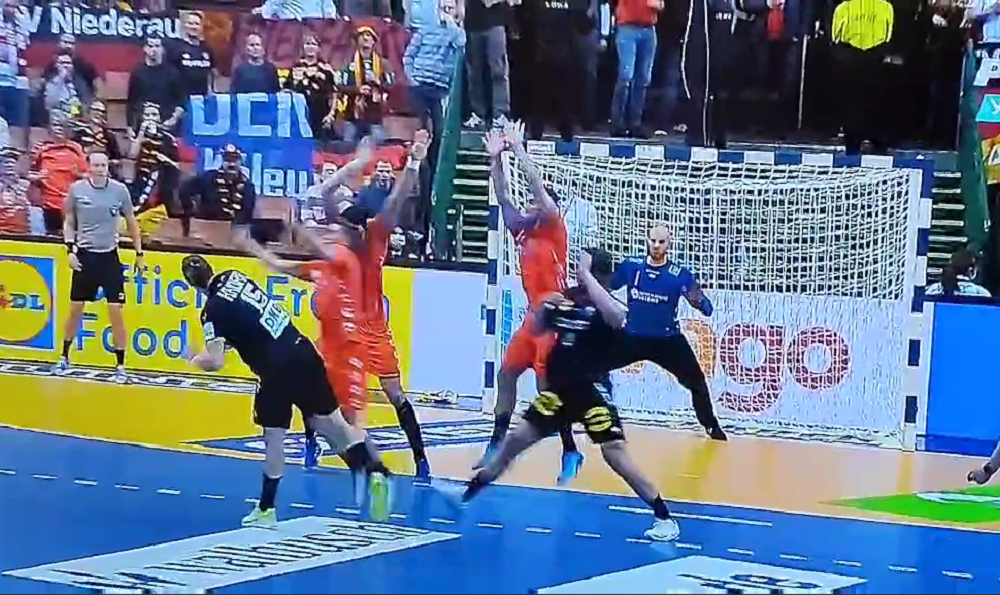 SVE ZVEZDE JE PREBROJAO! Nemac loptom patosirao Holanđanina, bokserski rečnikom to je bio direkt! (VIDEO)