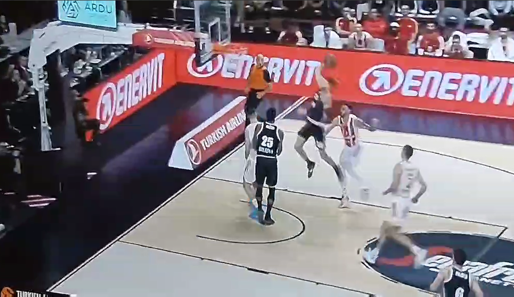 AU! Košarkaš Virtusa skočio na zakucavanje, pa loptu lansirao skoro 20 metara ka svom košu (VIDEO)