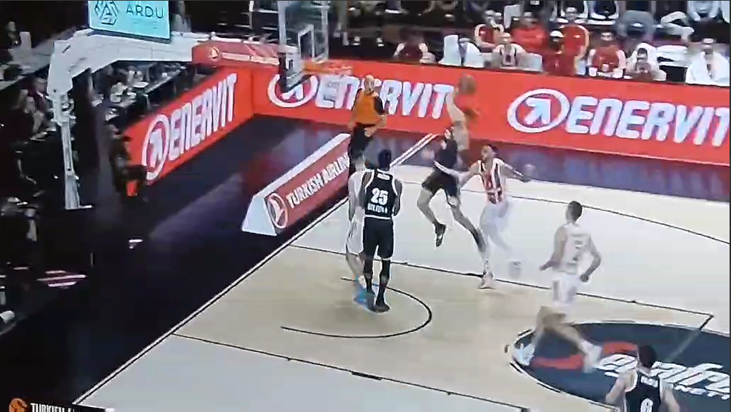 AU! Košarkaš Virtusa skočio na zakucavanje, pa loptu lansirao skoro 20 metara ka svom košu (VIDEO)