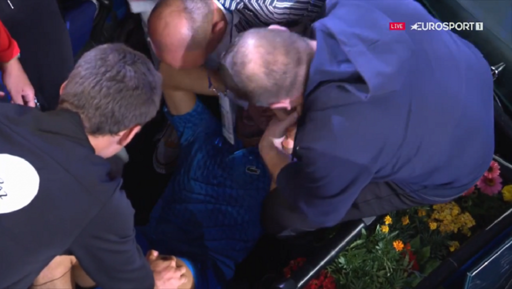 EMOTIVNI „NOKDAUN“ Novak se popeo na tribine, zagrlio majku i brata pa se srušio i zaplakao! Plakala je cela Rod Lejver arena (VIDEO)