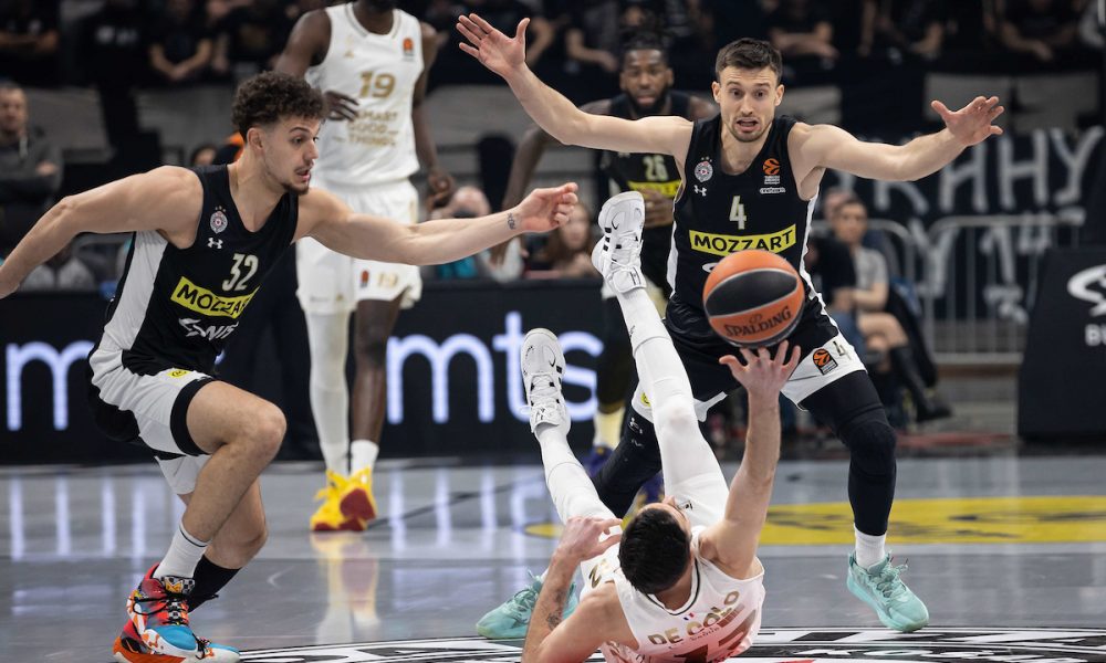 BUM! Avramović zakucao na glavu 221 centimetar visokog centra! (VIDEO)