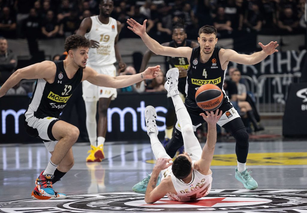BUM! Avramović zakucao na glavu 221 centimetar visokog centra! (VIDEO)