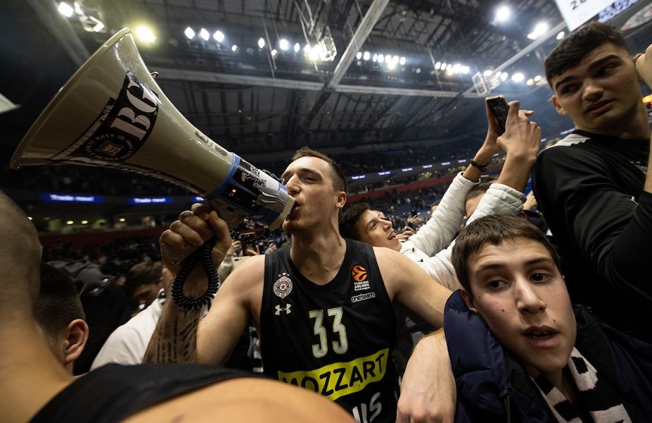SRAMOTA Anđušić uzeo megafon, pa sa „grobarima“započeo pesmu kojom se vređa Crvena zvezda (VIDEO)