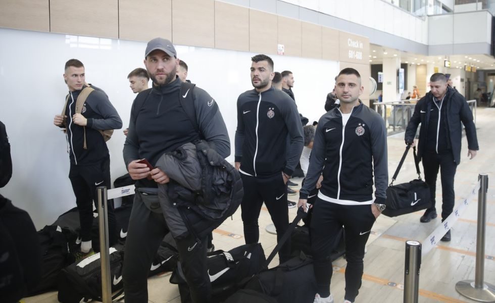 FOTO UBOD Fudbaleri Partizana došli na aerodrom, a tamo stari poznanik i ljuti rival na terenu (FOTO)