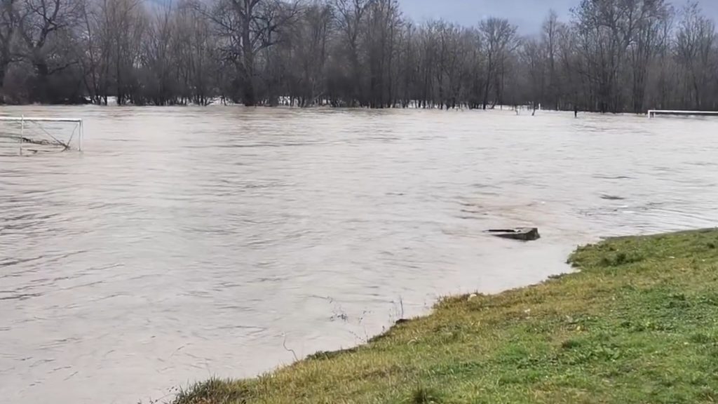 POPLAVE BIBLIJSKIH RAZMERA Nabujala reka potopila teren u Srbiji… Vire samo prečke! (VIDEO)