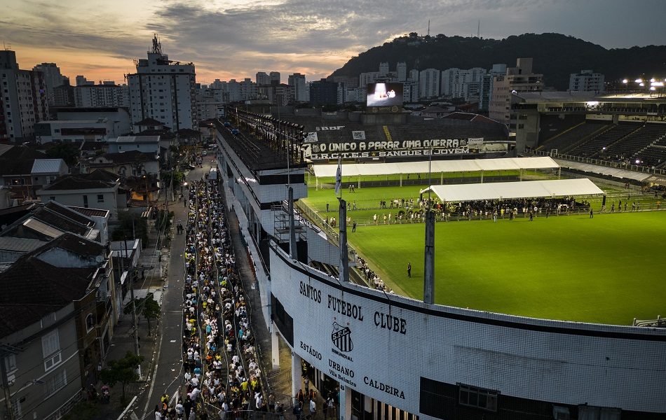 Brazil se oprašta od „kralja fudbala“… Ljudi satima čekali da priđu Peleovom kovčegu (FOTO)