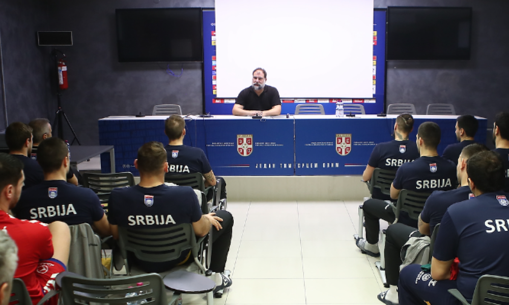 LEKCIJA OD ŠAMPIONA Dejan Savić održao predavanje rukometnim reprezentativcima Srbije (VIDEO)
