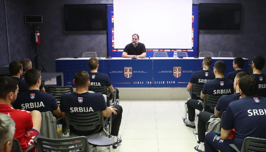 LEKCIJA OD ŠAMPIONA Dejan Savić održao predavanje rukometnim reprezentativcima Srbije (VIDEO)