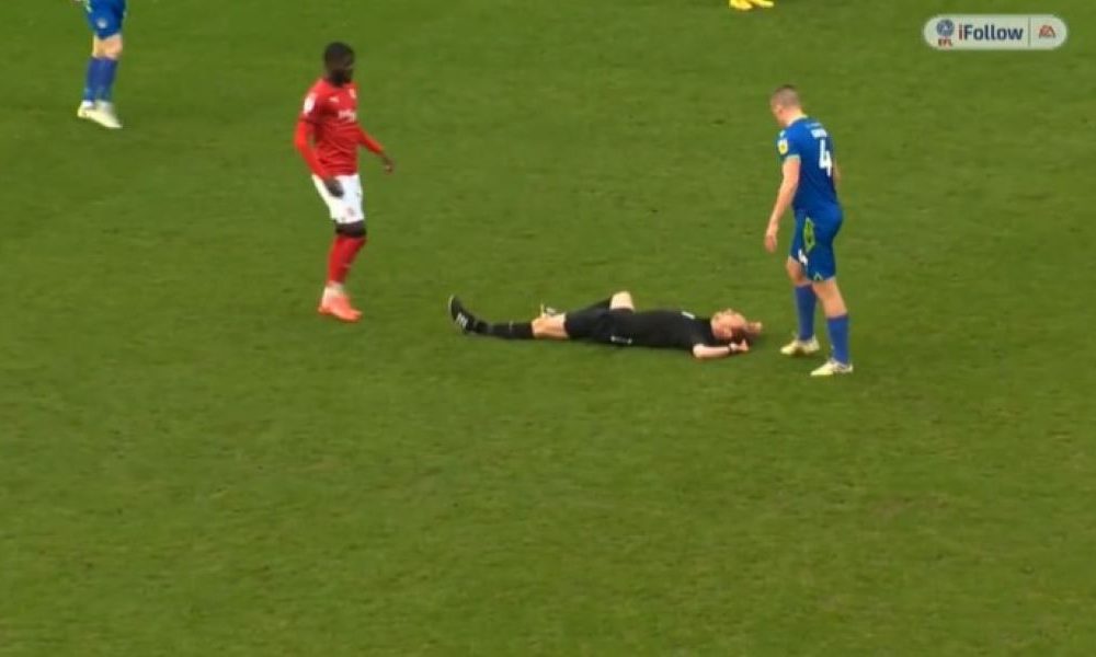 KO JE UGASIO SVETLO? Sudija nokautiran tokom meča, na nosilima odnet sa terena (VIDEO)