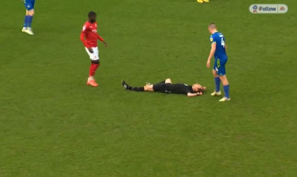 KO JE UGASIO SVETLO? Sudija nokautiran tokom meča, na nosilima odnet sa terena (VIDEO)