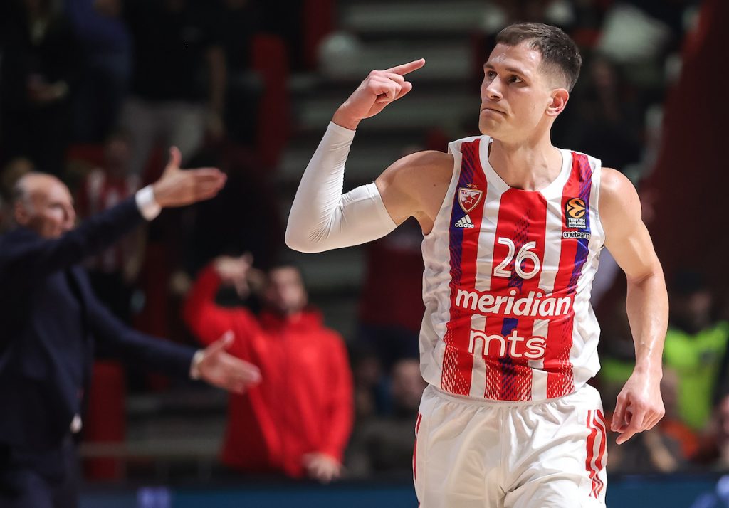 POLUVREME Pljušte trojke kao kiša u Londonu! Zvezda gazi i ide ka velikoj pobedi (VIDEO)
