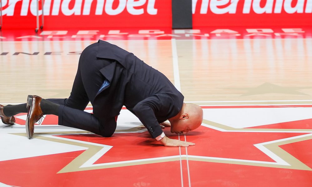 OBRADOVIĆ SE PRAVDAO NA KLUPSKOJ TV ZBOG LJUBLJENJA GRBA: Odbacili su me iz porodice, niko na ulici nije hteo… (VIDEO)