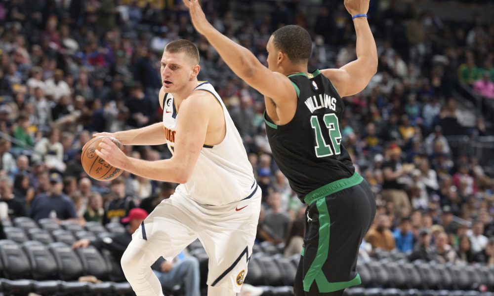 OVO SE RETKO VIĐA Navijači podeljeni u Denveru! Pevalo se i protivniku, Jokić pokazao ko je pravi MVP (VIDEO)