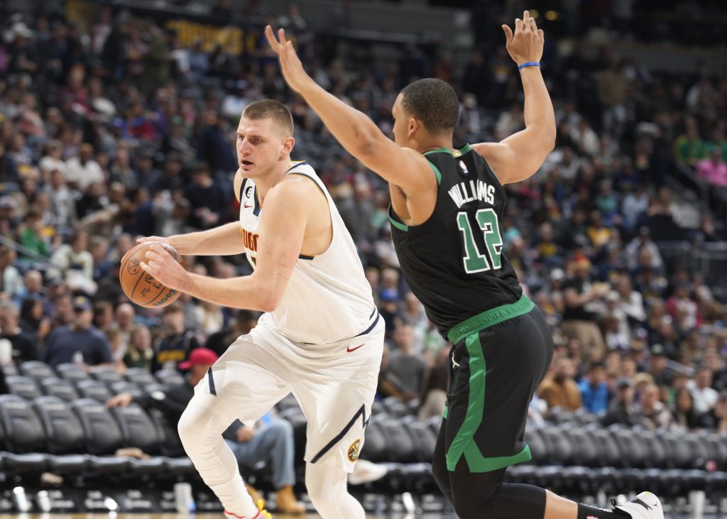 OVO SE RETKO VIĐA Navijači podeljeni u Denveru! Pevalo se i protivniku, Jokić pokazao ko je pravi MVP (VIDEO)