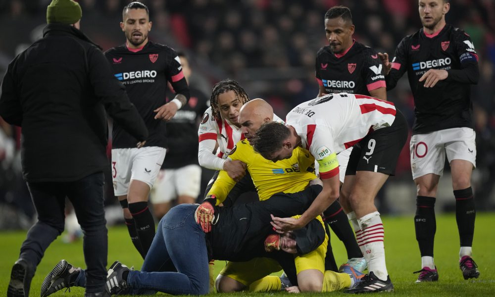 MRTAV PIJAN I AGRESIVAN Evo ko je huligan koji je napao Dmitrovića! PSV strahuje od izbacivanja iz Evrope (VIDEO)