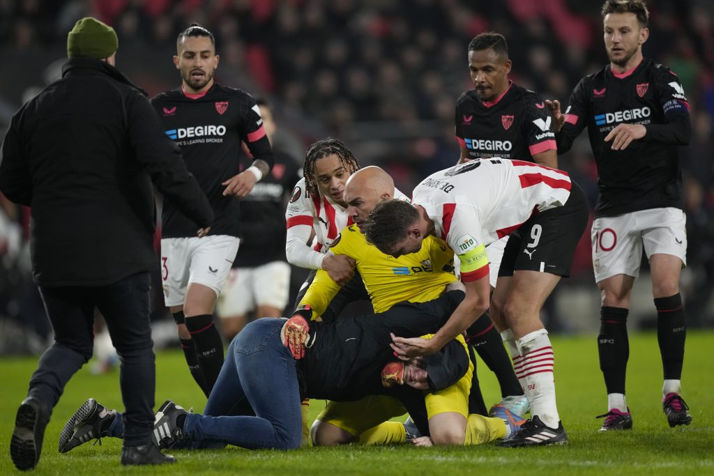 MRTAV PIJAN I AGRESIVAN Evo ko je huligan koji je napao Dmitrovića! PSV strahuje od izbacivanja iz Evrope (VIDEO)
