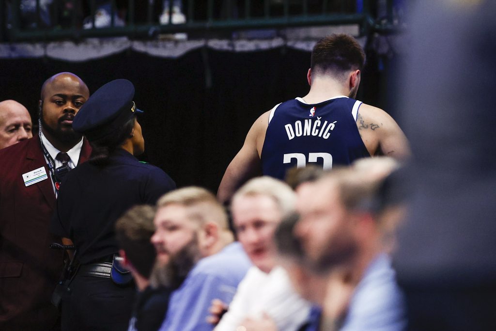 NBA LIGA Dalas prvi put pobedio bez Dončića! Vučevićev dabl-dabl za pobedu protiv „ludog Srbina“ (VIDEO)