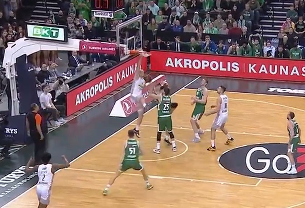 LET SMAILAGIĆA Partizanov košarkaš brutalno zakucao na Ulanovasa! (VIDEO)