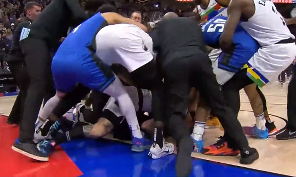 OZBILJNA TUČA U NBA Sevale pesnice, pet igrača isključeno… Bivši saigrač Jokića u „bokserskom“ izdanju! (VIDEO)