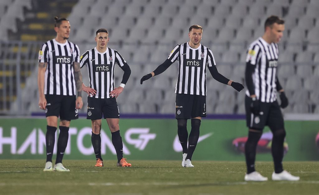 OPLEO PO PARTIZANU U klubu je sve trulo! Ne bi pomogli ni Kapelo, ni Murinjo… Šta čeka uprava?