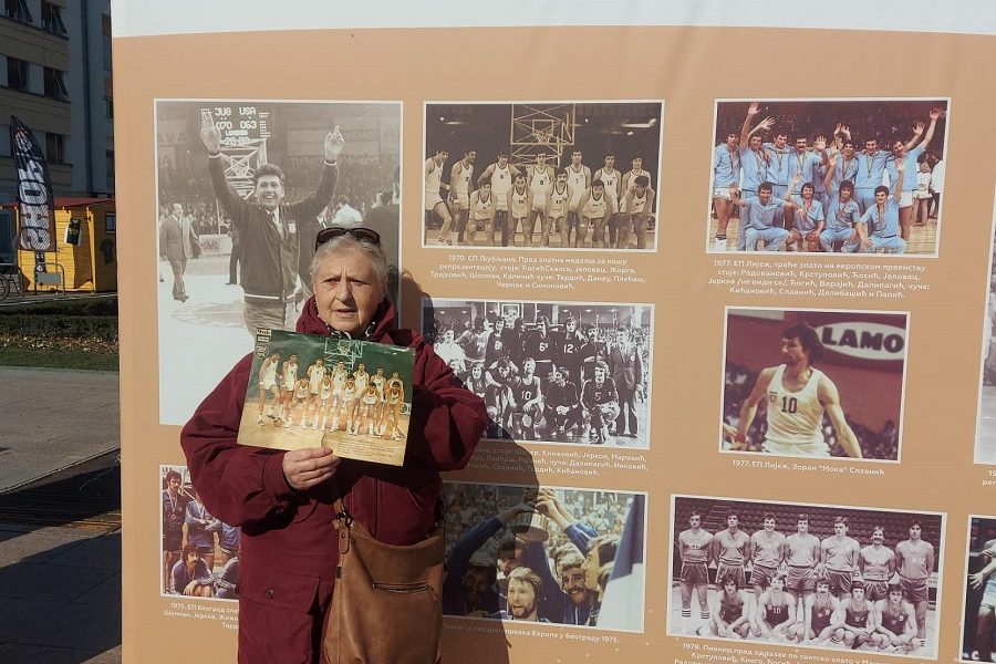 I TO JE KUP Ugledala čuvenu sliku, pa se vratila sa originalom! Ova gospođa je junak dana u Nišu (FOTO)